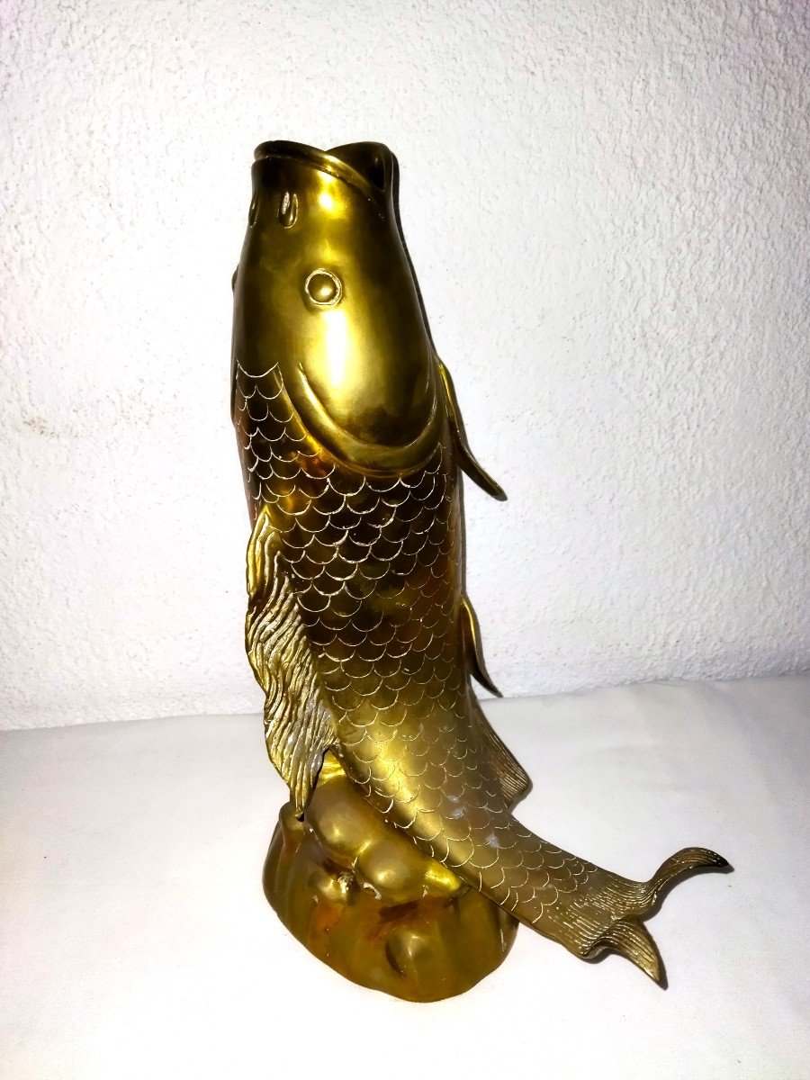 JAPON Grande Carpe Koi En Bronze Vase Sur Piédouche Décor De Vagues 45cms