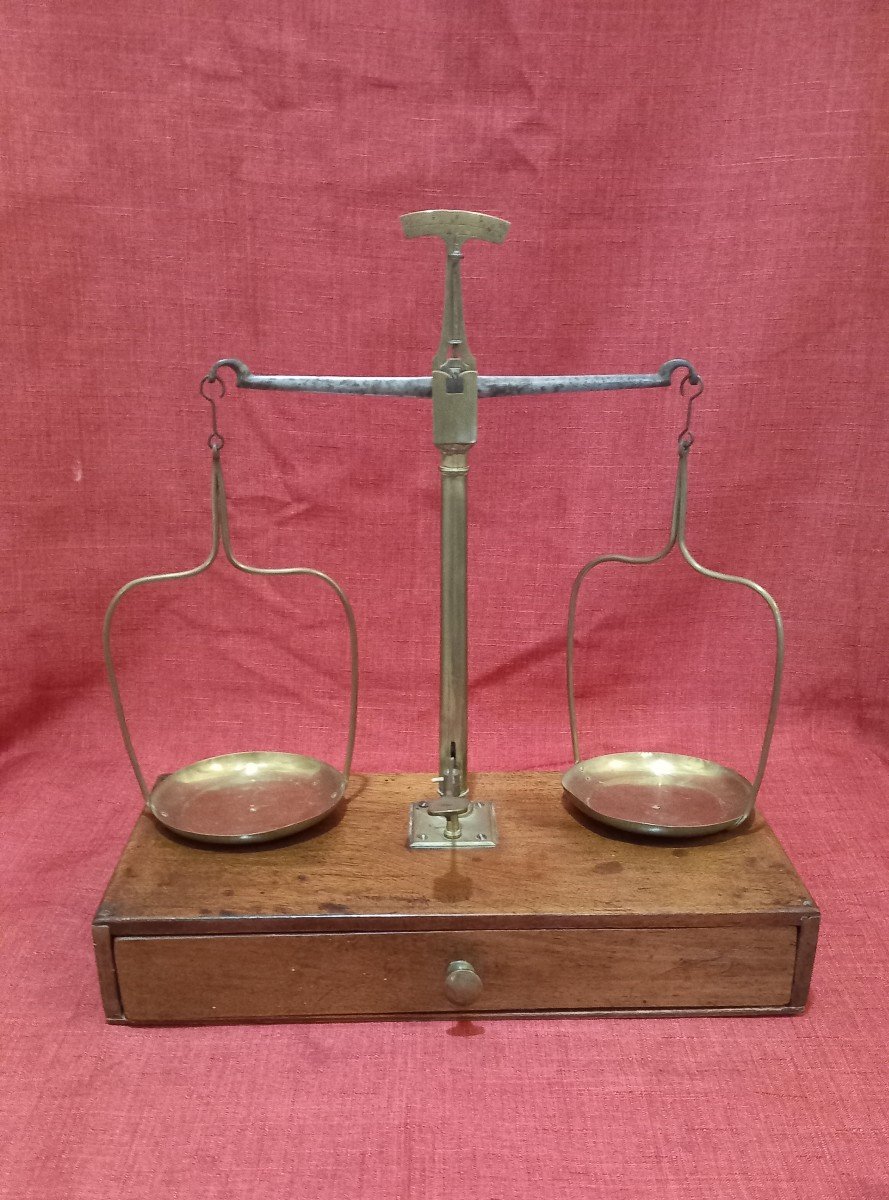 Walnut Tripping Scale With Its Weights-photo-2