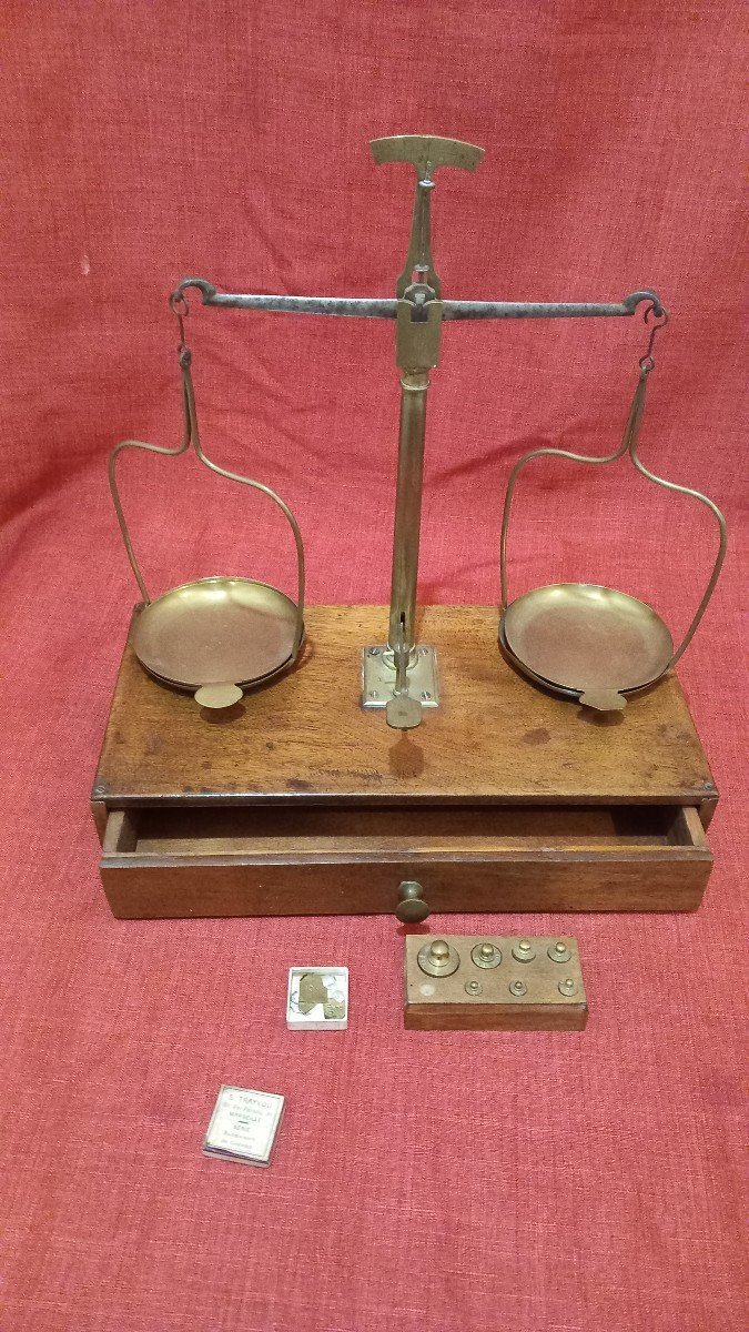 Walnut Tripping Scale With Its Weights-photo-4