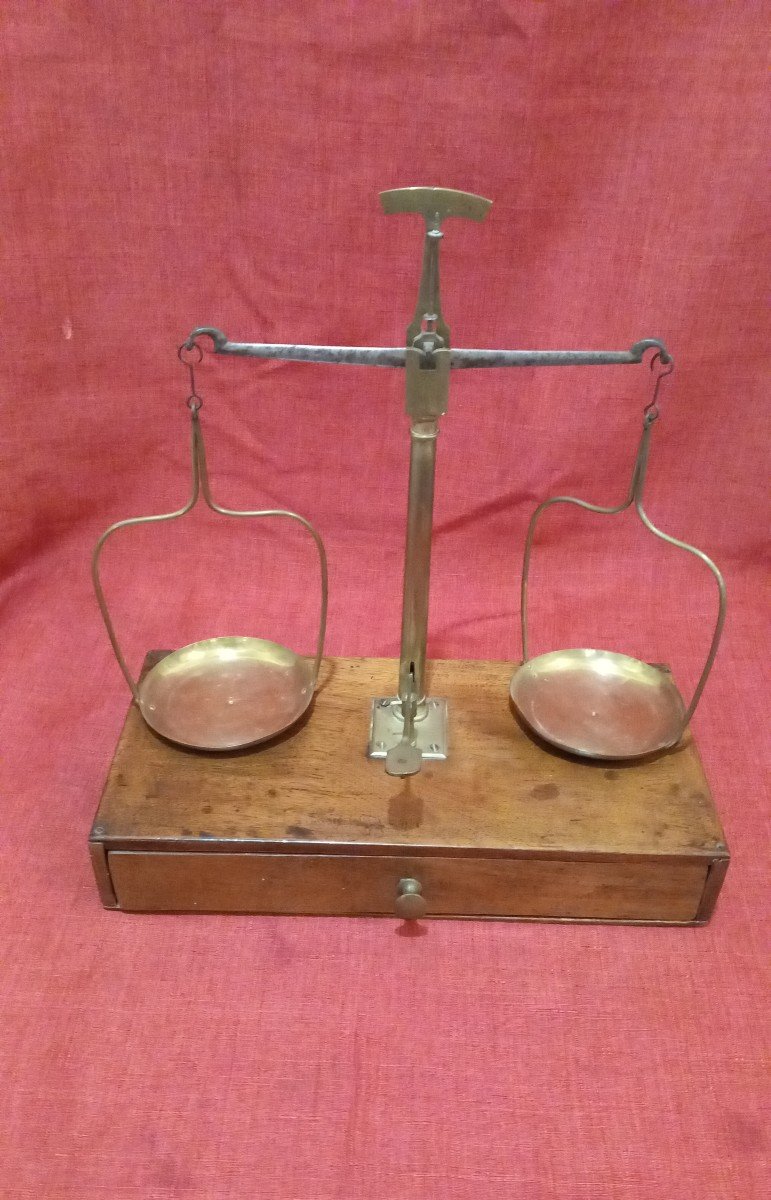 Walnut Tripping Scale With Its Weights-photo-2