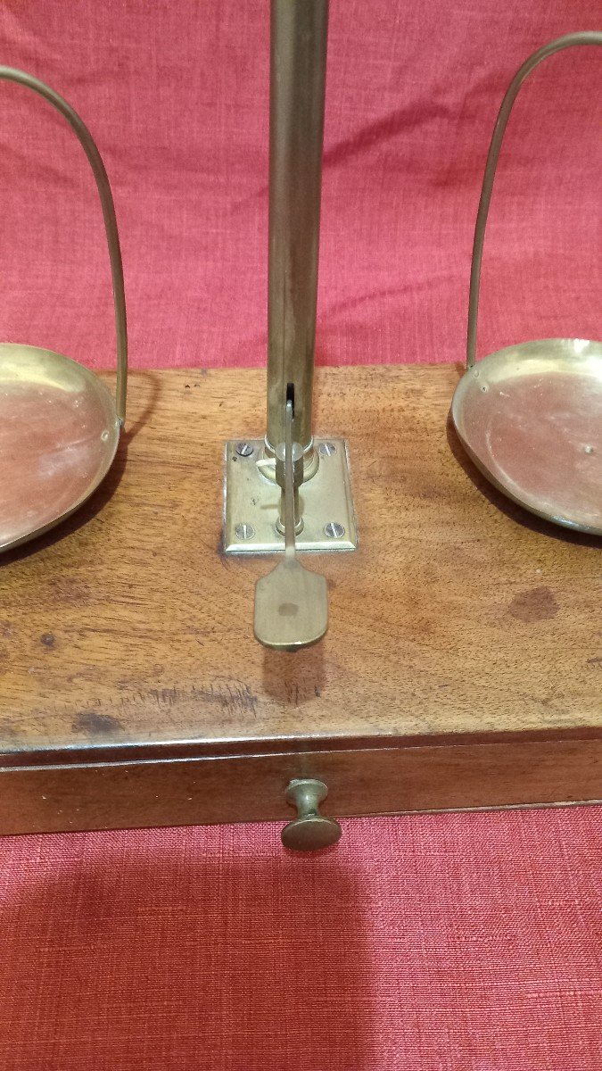 Walnut Tripping Scale With Its Weights-photo-3