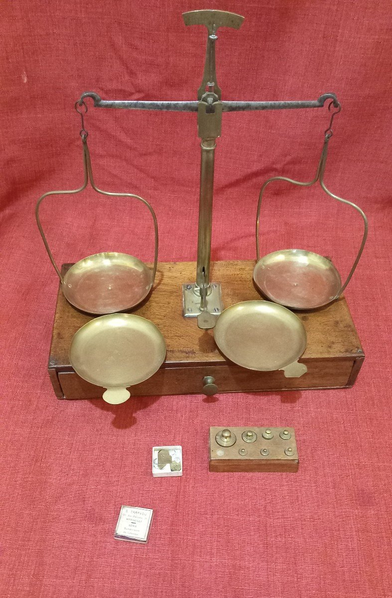 Walnut Tripping Scale With Its Weights