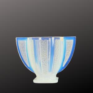 Vase Art Déco En Verre Opalescent Bleuté De Cesari France Vers 1930