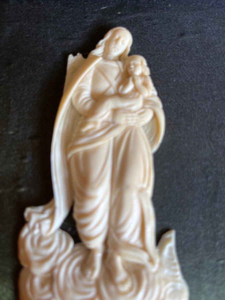 Virgin And Child In Ivory On A Cloud.xviith In A Gilded Wood Frame XVIIIth.-photo-3