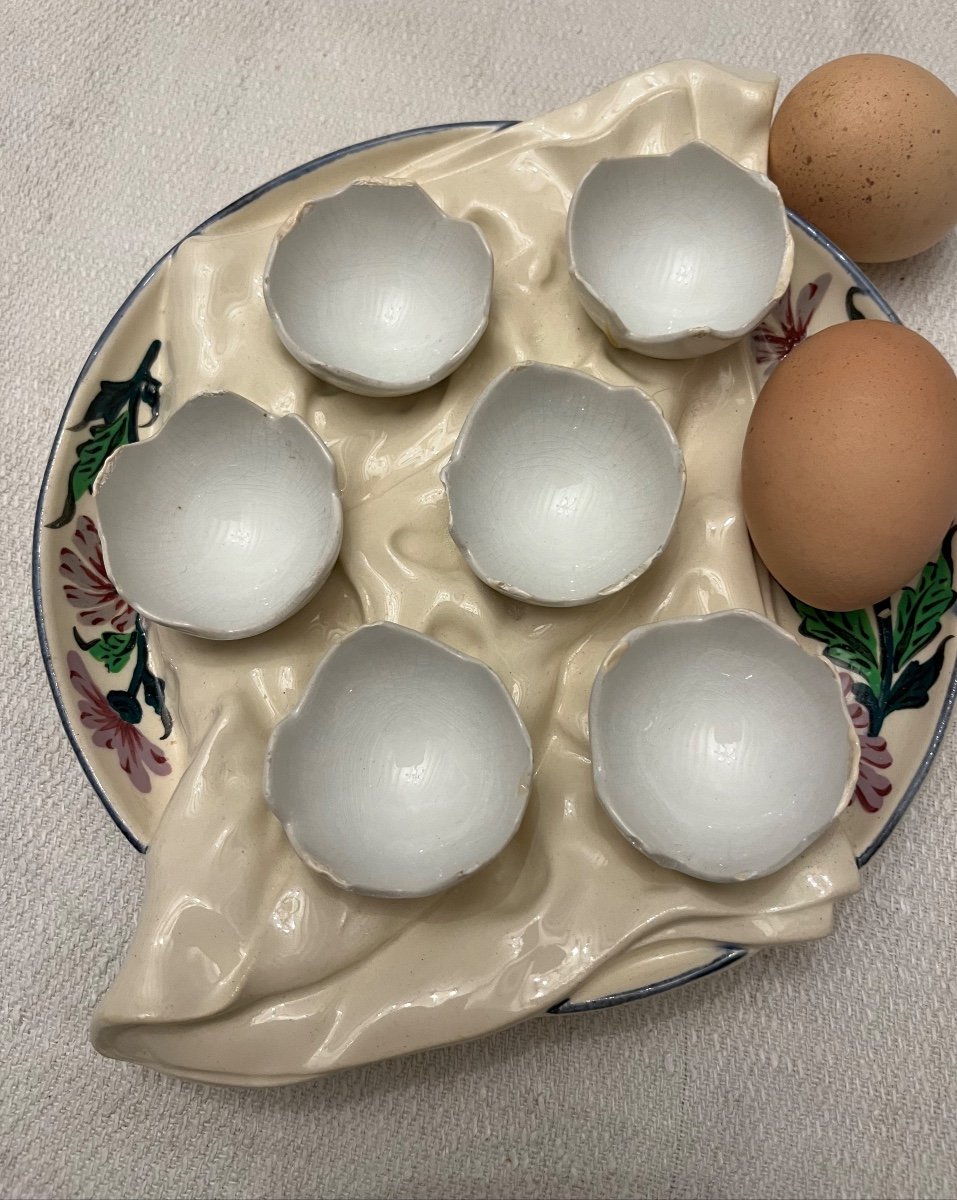 Très Amusante Assiette En Trompe L’œil, Faïence, Garnie De Demi Coquille D’œufs. Mi 20 Eme