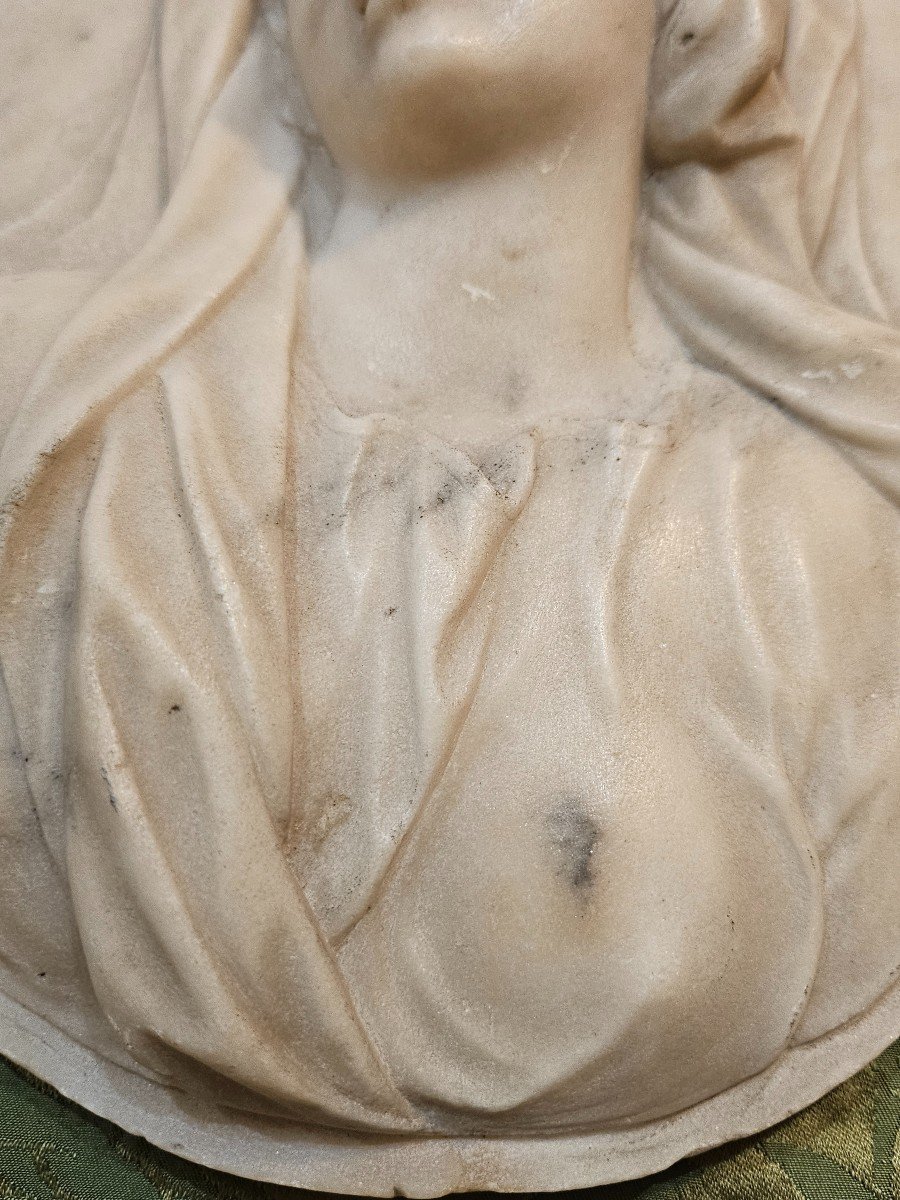 Oval Marble Plaque, Presenting In High Relief A Bust Of Mary, With Her Veil. Early 18th Century -photo-3