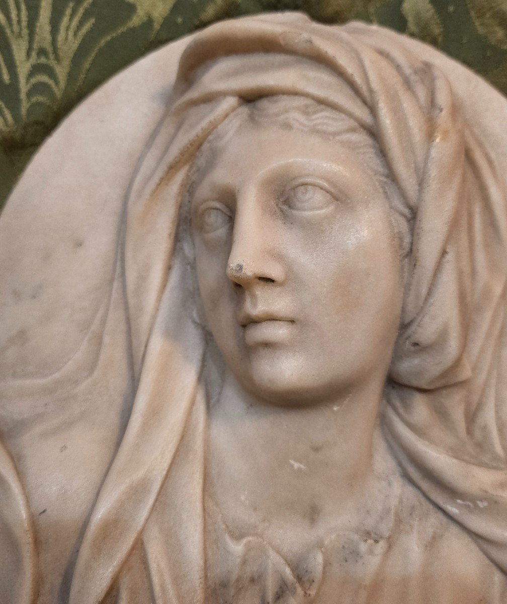 Oval Marble Plaque, Presenting In High Relief A Bust Of Mary, With Her Veil. Early 18th Century -photo-4