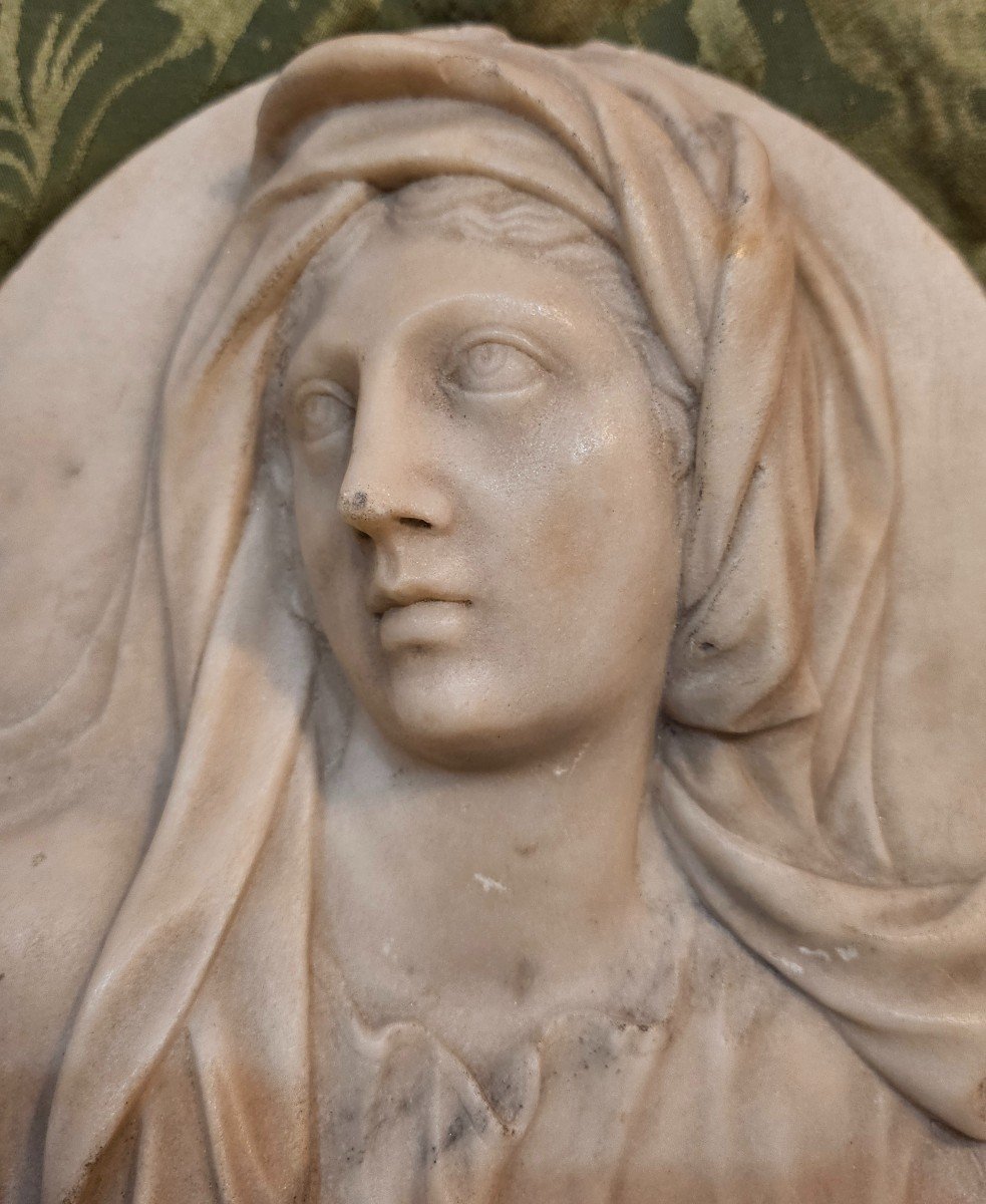 Oval Marble Plaque, Presenting In High Relief A Bust Of Mary, With Her Veil. Early 18th Century -photo-1