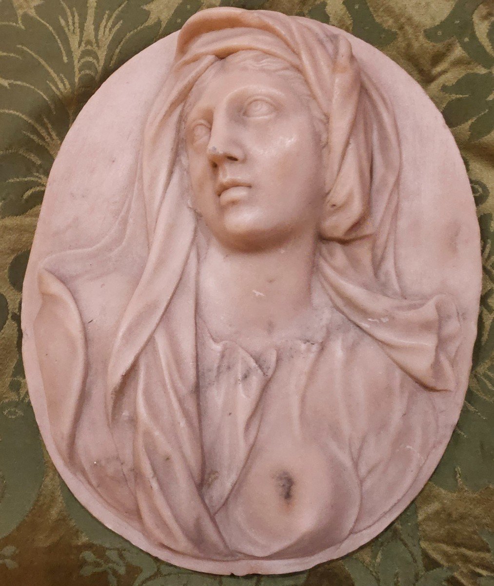 Plaque Ovale En Marbre, Présentant En Fort Relief  Marie En Buste, Avec Son Voile. Début XVIII 