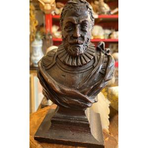 Carved Wooden Bust Of A Man Of Quality, Officer, Flanders Or Germany. On A Pedestal