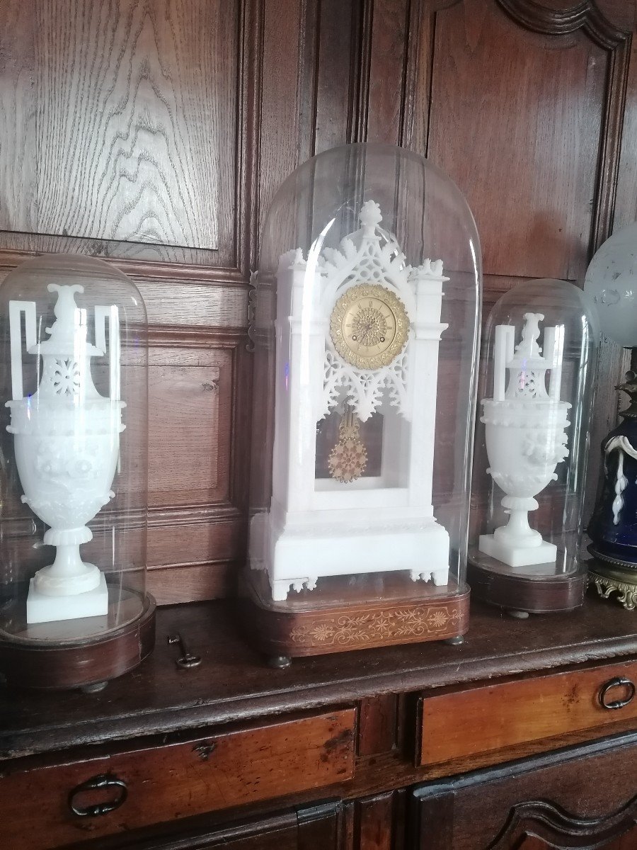 Pendule Et Vases Sous Globe Restauration