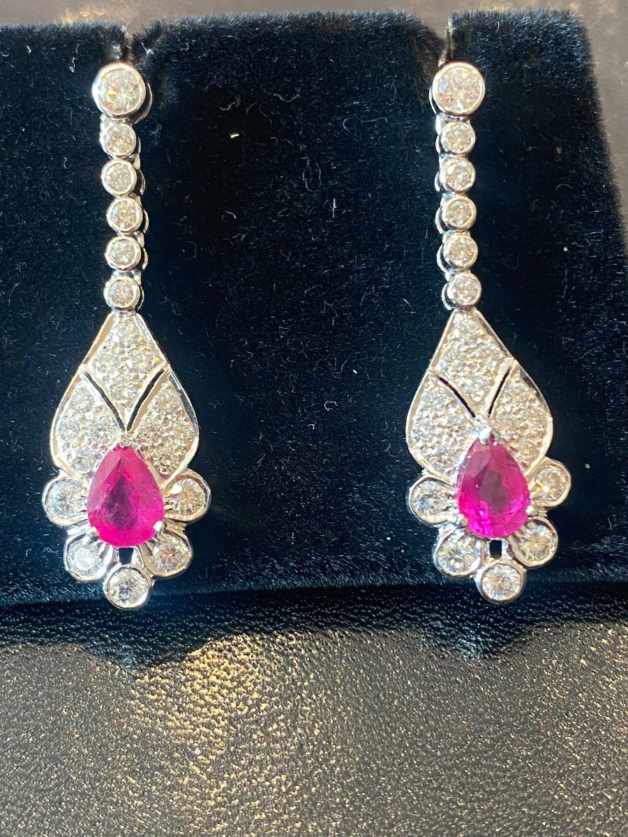 Paire De Pendants d'Oreilles « Palmettes » En Or Gris Rubis Taille Poire Et Diamants