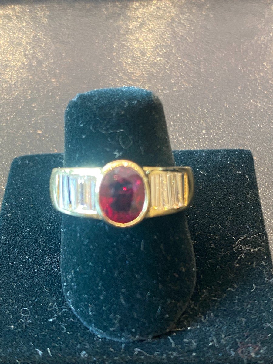 Bague En Or Centrée d'Un Rubis Et Diamants