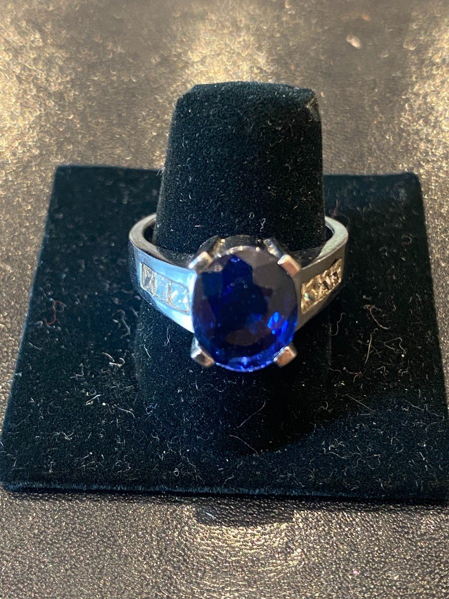 Bague En Or Gris Diamants Taille Princesse Et Pierre Bleue 