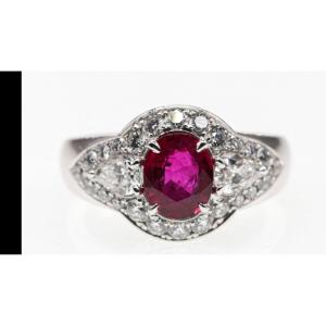 Bague En Or Gris Centrée d'Un Rubis