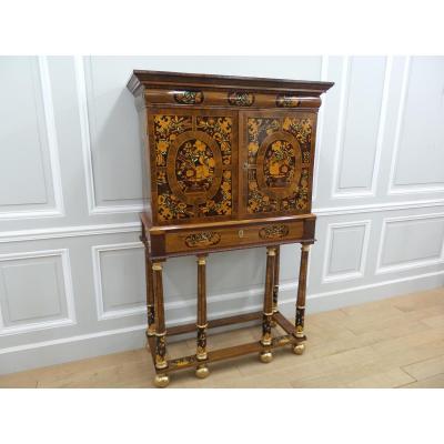 English Cabinet