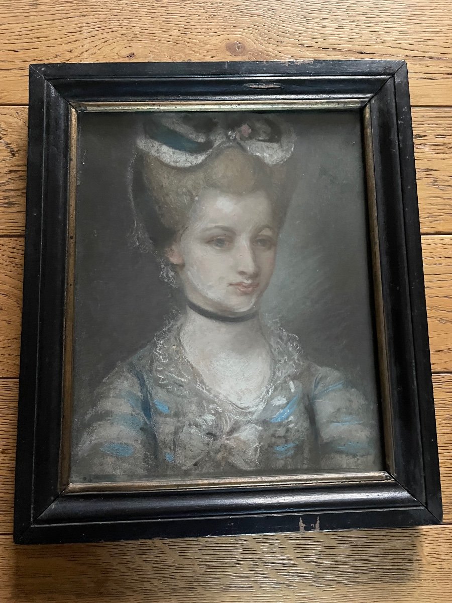 Ravissant Portrait De Jeune Femme Au Pastel -photo-2