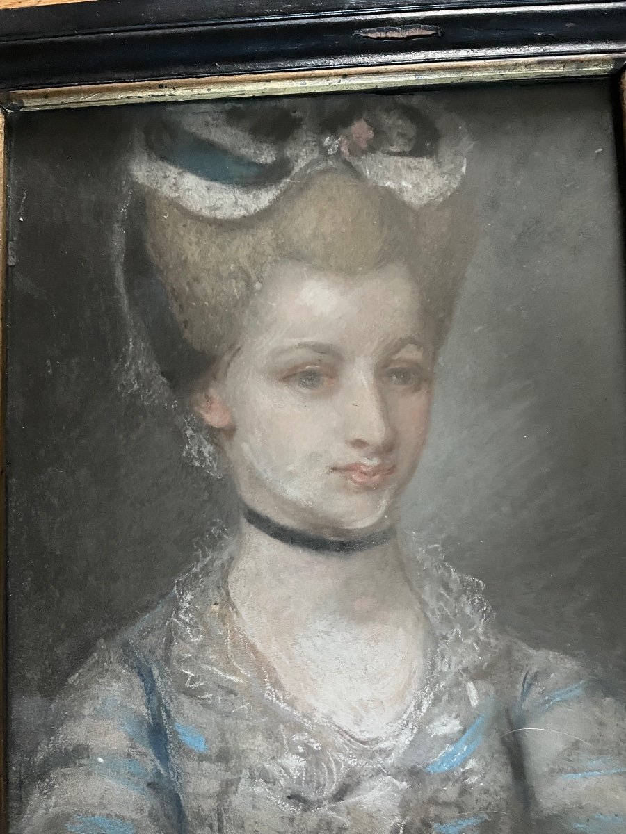 Ravissant Portrait De Jeune Femme Au Pastel -photo-3