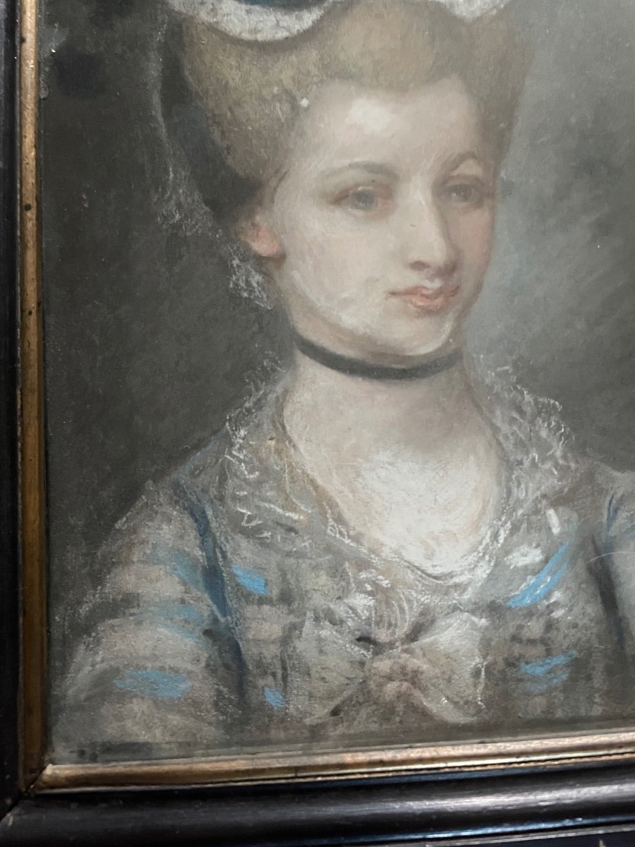 Ravissant Portrait De Jeune Femme Au Pastel -photo-1