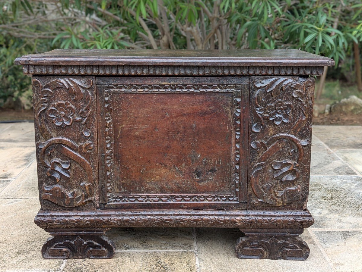 Small Antique Chest In The Renaissance Style -photo-2