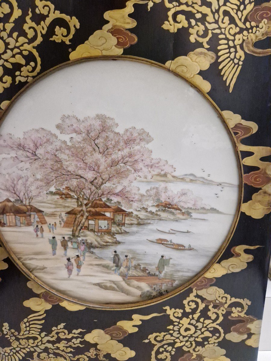  Plaque En Porcelaine Japonaise De La Période Meiji Avec Cadre Incrusté De Shibayama-photo-2