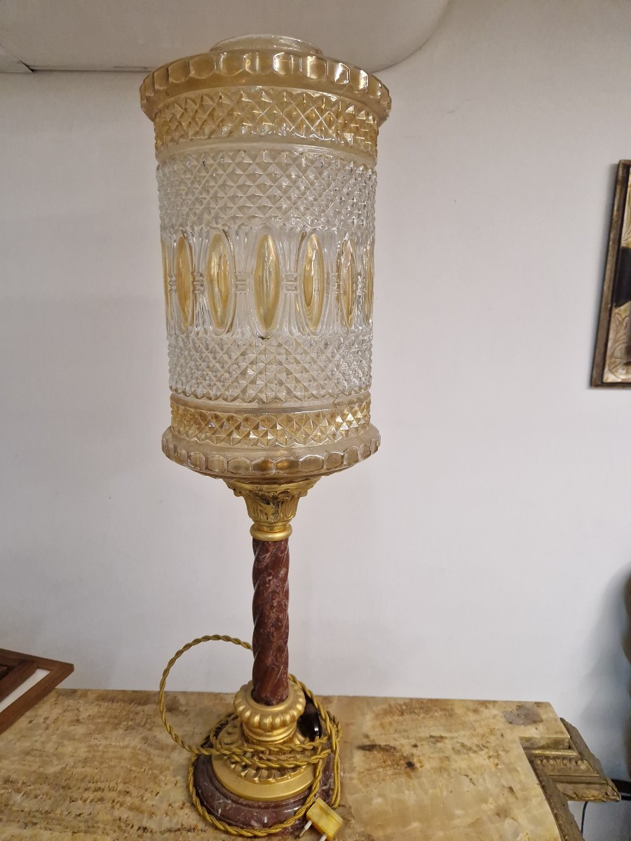 Lampe De Table Du Début Du XXe Siècle En Marbre, Cristal Coloré Et Laiton Doré