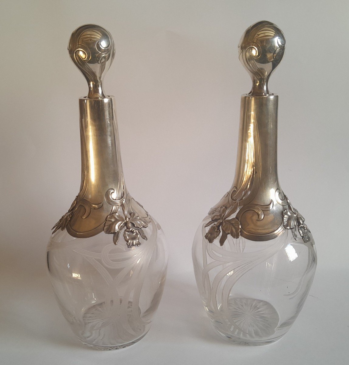 Paire De Carafes Art Nouveau En Argent Et Cristal Gravé à Décor d'Iris Et De Volutes-photo-2