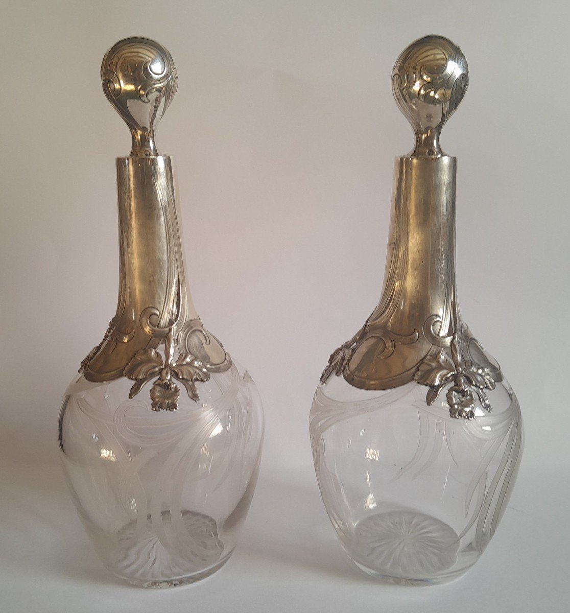 Paire De Carafes Art Nouveau En Argent Et Cristal Gravé à Décor d'Iris Et De Volutes-photo-3