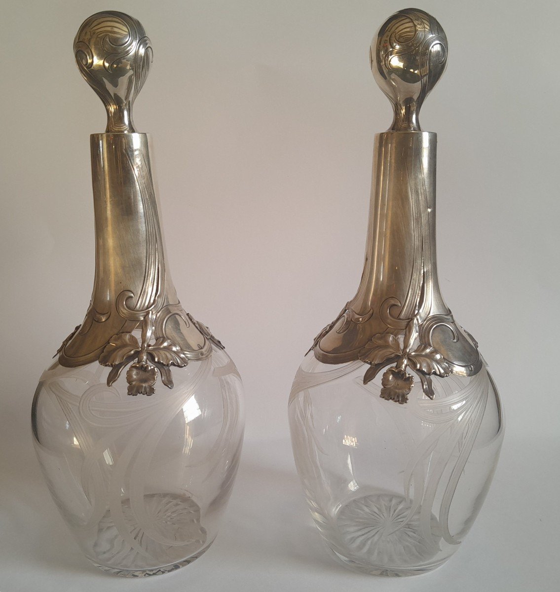 Paire De Carafes Art Nouveau En Argent Et Cristal Gravé à Décor d'Iris Et De Volutes