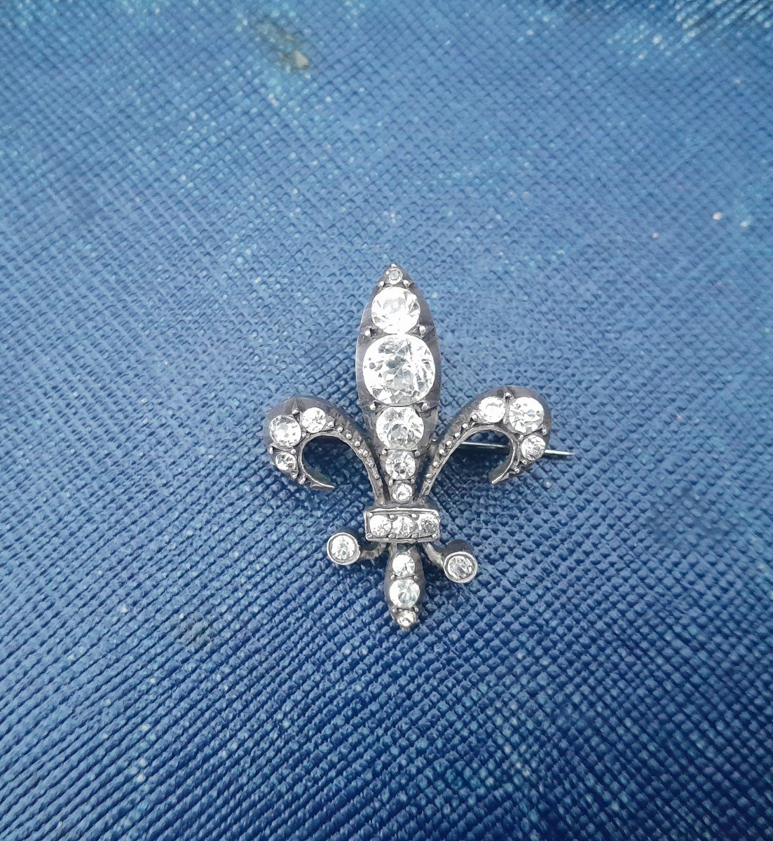 Fleur De Lys Brooch In Silver And Rhinestones-photo-4