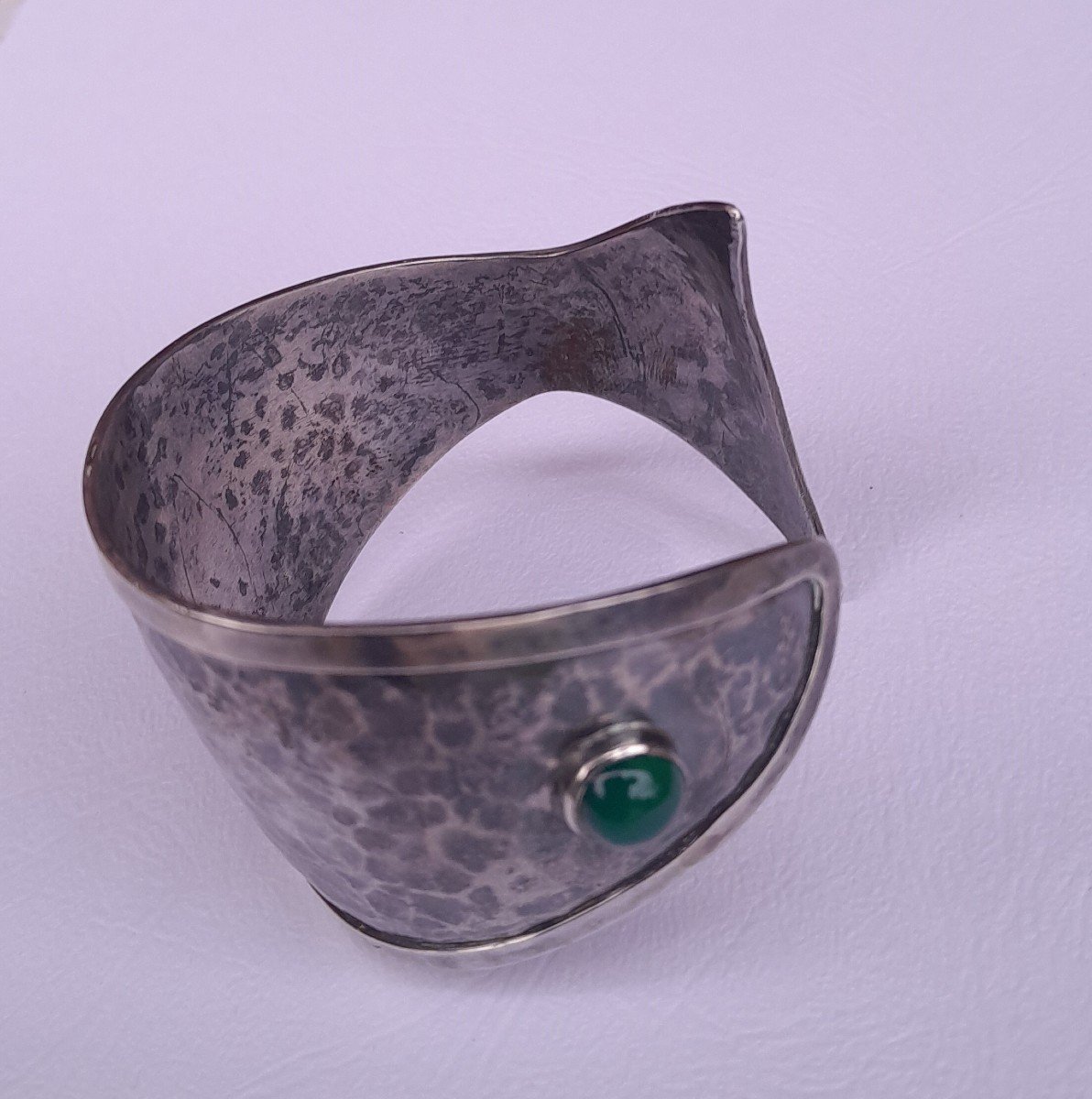 Modernist “fish” Cuff Bracelet In Hammered Silver With Chrysoprase-photo-2