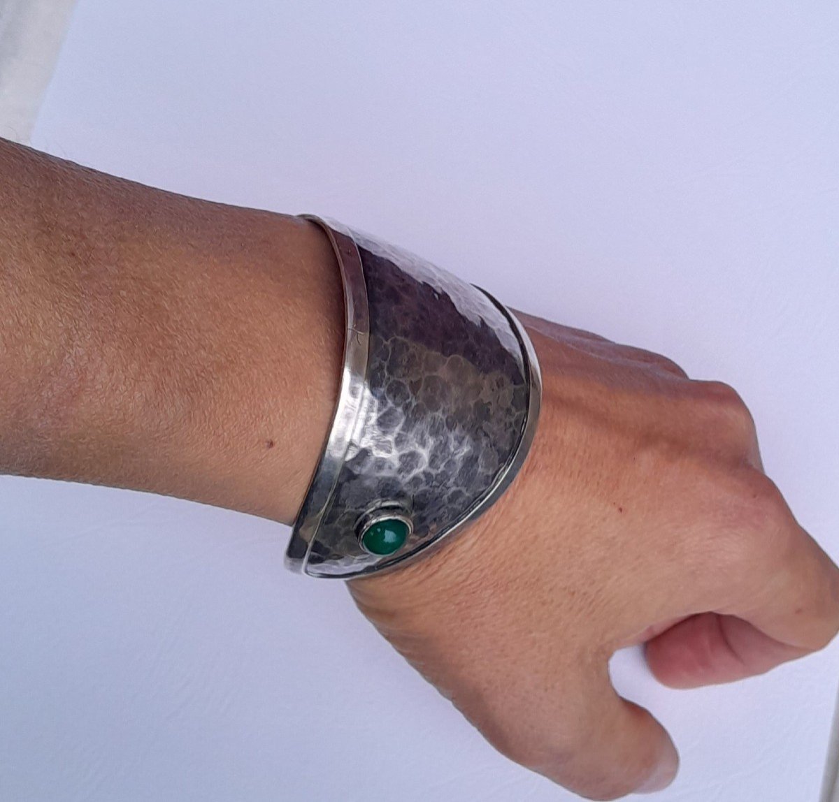 Modernist “fish” Cuff Bracelet In Hammered Silver With Chrysoprase-photo-3