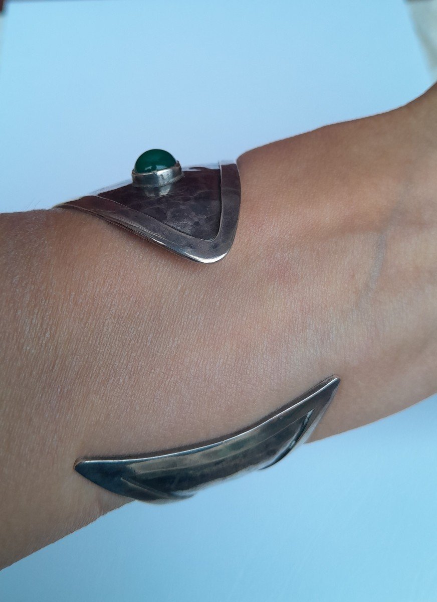 Modernist “fish” Cuff Bracelet In Hammered Silver With Chrysoprase-photo-4