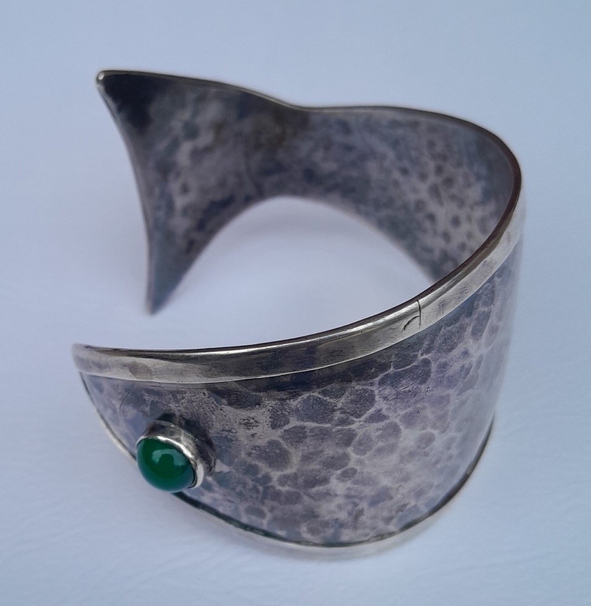 Modernist “fish” Cuff Bracelet In Hammered Silver With Chrysoprase-photo-1