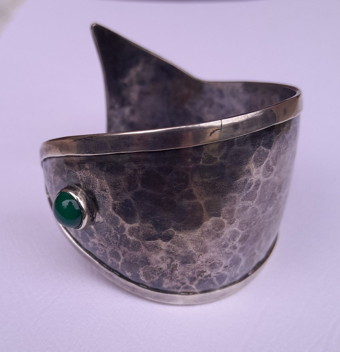 Modernist “fish” Cuff Bracelet In Hammered Silver With Chrysoprase