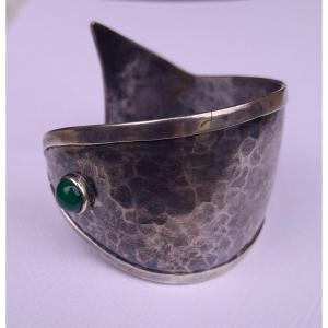 Bracelet Manchette Moderniste « Poisson » En Argent Martelé Avec Chrysoprase