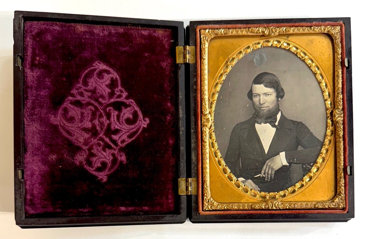 Daguerreotype Smiling Man, Union Case Apcritchlow & Co C.1860-photo-4