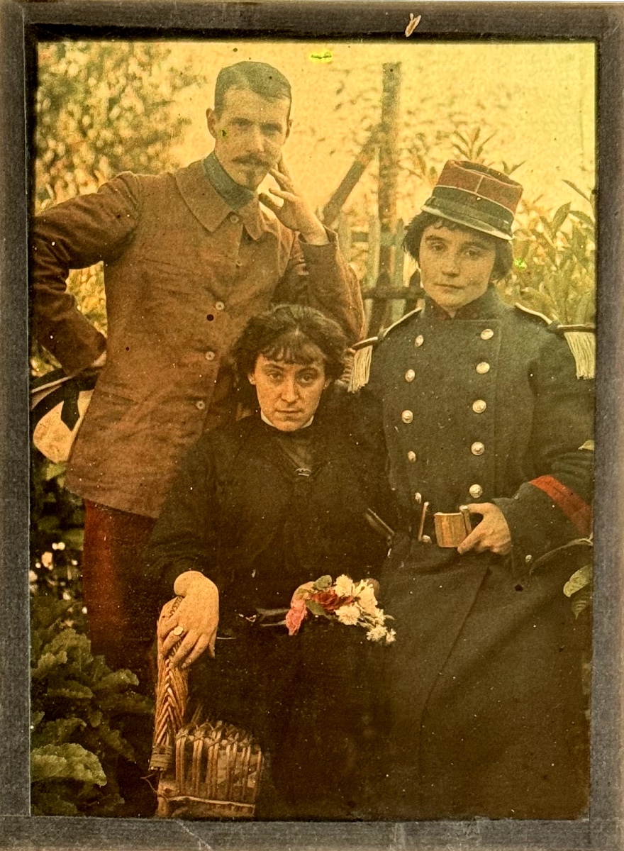 Autochrome "family Portrait With Bouquet" Circa 1920