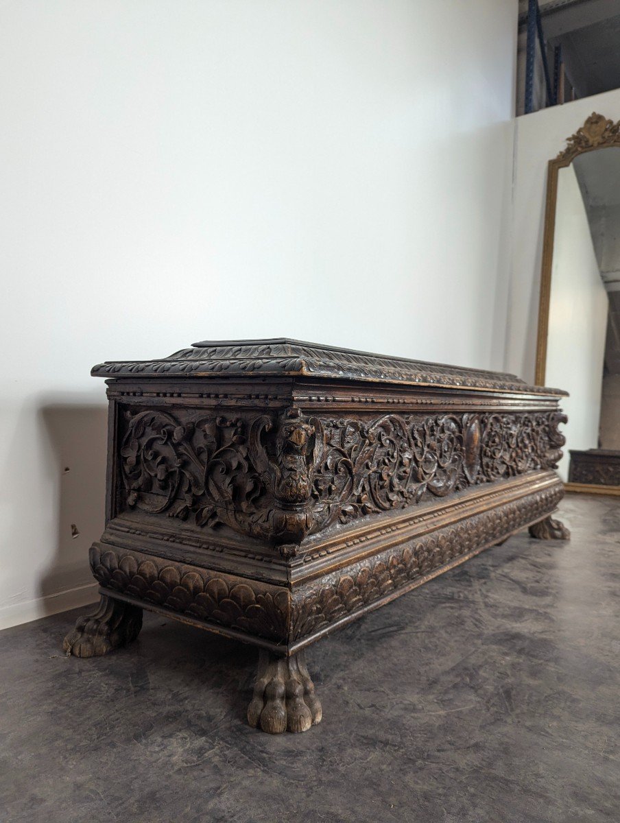 17th Century Italian Cassone Chest With Carved Claw Feet-photo-2