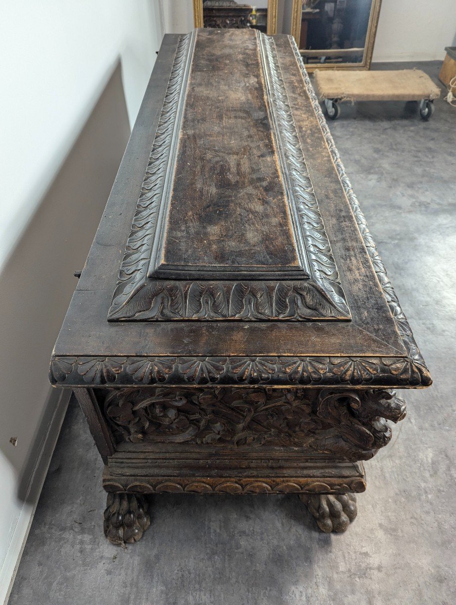 17th Century Italian Cassone Chest With Carved Claw Feet-photo-3