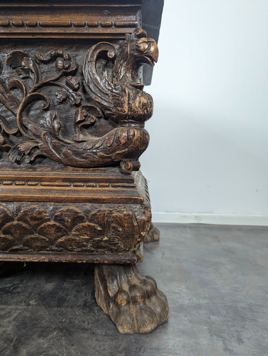 17th Century Italian Cassone Chest With Carved Claw Feet-photo-4