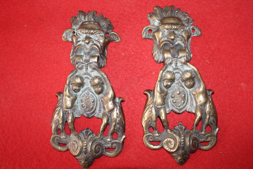 Paire De Heurtoirs De Porte En Bronze