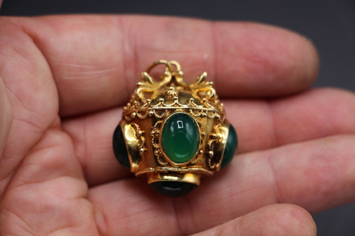 Large Pendant Featuring A Gold Crown Decorated With Green Stone, Renaissance Style-photo-3