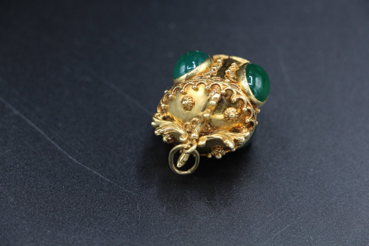 Large Pendant Featuring A Gold Crown Decorated With Green Stone, Renaissance Style-photo-4