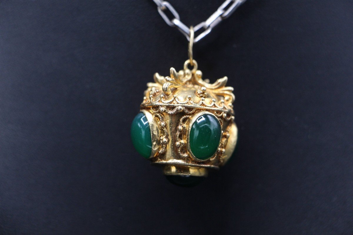 Large Pendant Featuring A Gold Crown Decorated With Green Stone, Renaissance Style-photo-1