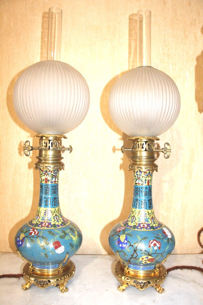 Paire De Vases Cloisonné Chine , Monté En Lampe A Pétrole De La Maison Marnyhac