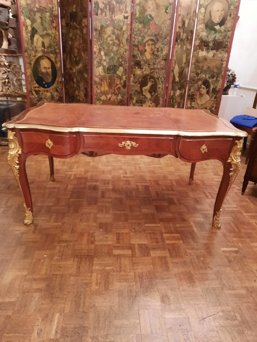 Bureau Plat de Style Louis XV. Epoque 1900.  Placage bois de Rose