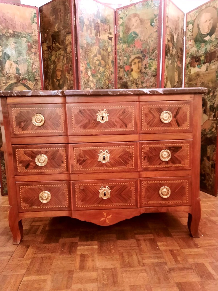 Commode Transition Louis XV/Louis XVI à 3 Tiroirs Placage de Bois Indigènes. Epoque XVIIIème.