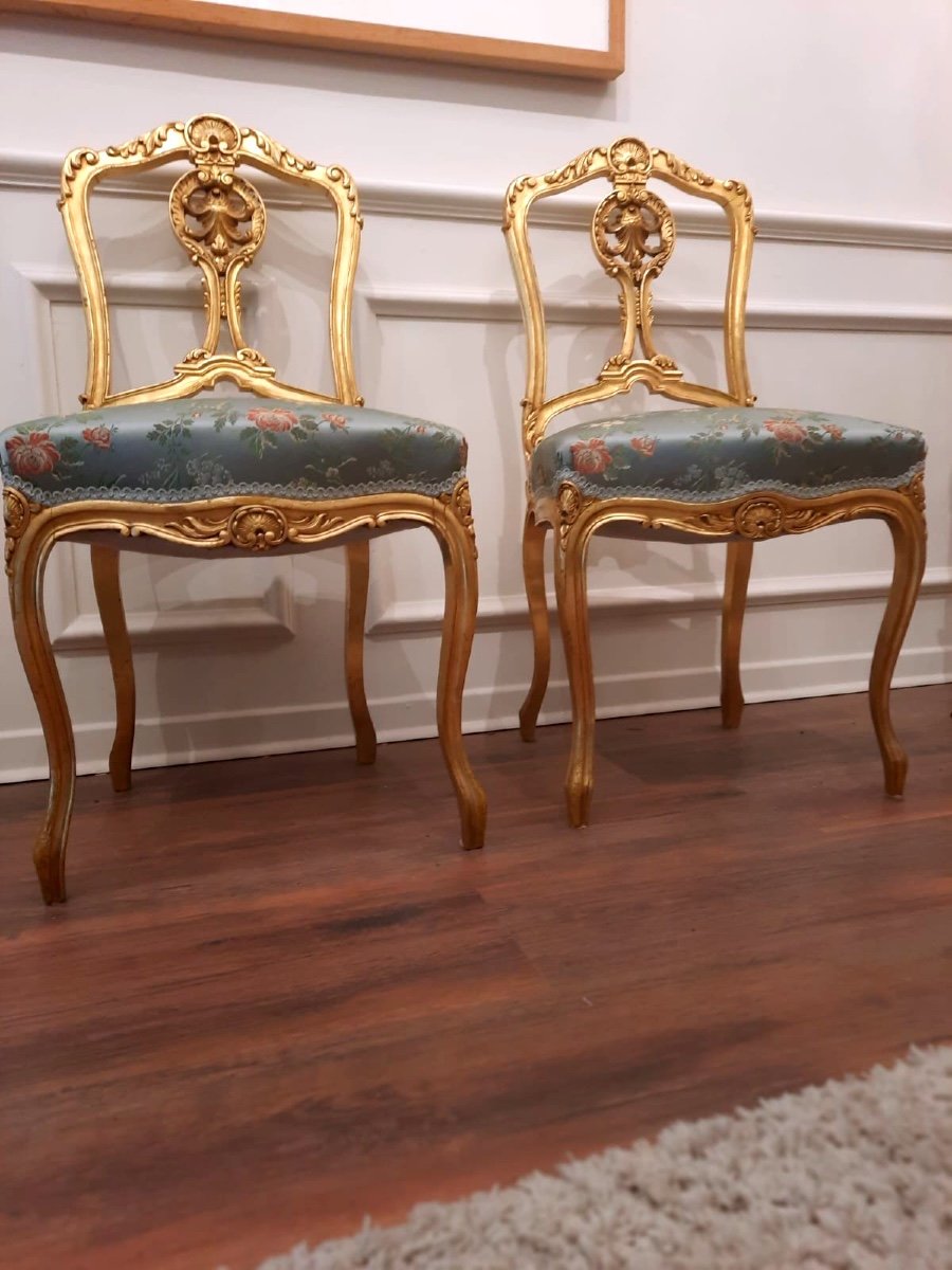 Paire de petites Chaises Style Louis XV en bois doré. Circa 1920, richement ciselées