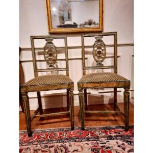 Paire de chaises à chassis de style Louis XVI en bois laqué polychrome.  Fin XVIIIème
